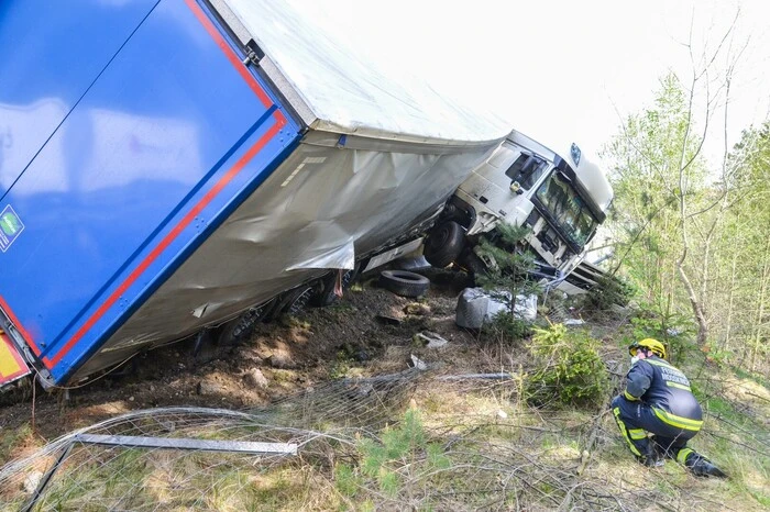Durch die Wucht des Anpralls wurde die Fahrerkabine stark beschädigt, außerdem wurde der Dieseltank des Lkw aufgerissen.
