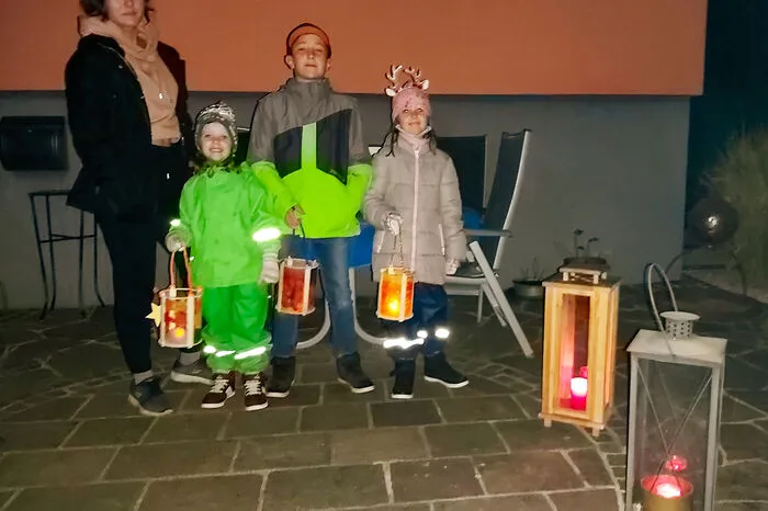 Bei der Familie Fruhmann wurde das diesjährige Martinifest in den Garten verlegt. Auf einen Umzug, diesmal ums Haus, mussten die Kinder dennoch nicht verzichten. Zum Abschluss gab es Kuchen und Kinderpunsch für alle