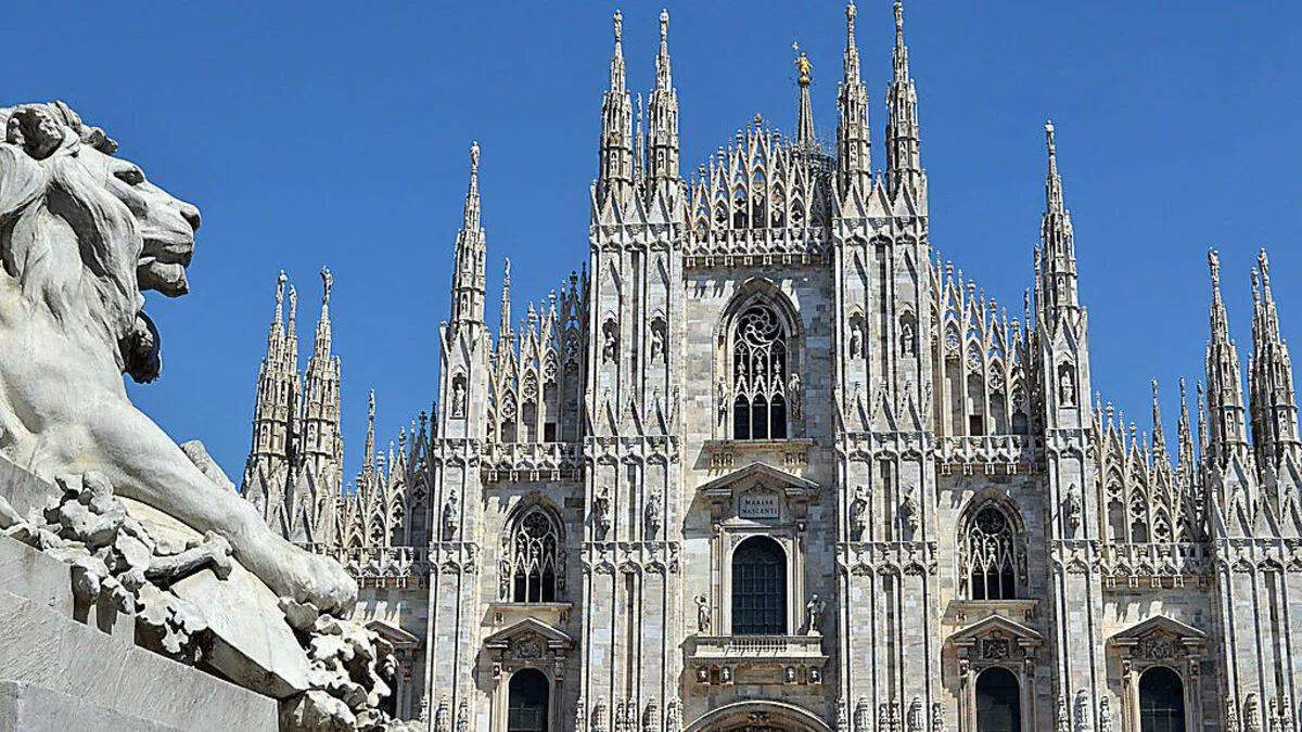 Anziehungspunkt für Touristen: der Domplatz. Ein Triumphbogen führt direkt in die Einkaufsmeile Galleria Vittorio Emanuele II
