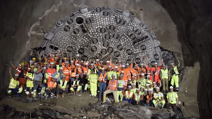 Der erste Tunneldurchschlag im 33 Kilometer langen Koralmtunnel wurde am Freitag symbolisch gefeiert: Exakt 17.127 Meter hat der Tunnelbohrer "Mauli 1" seit 2013 vom steirischen Leibenfeld aus in der Südröhre zurückgelegt. Auf der Kärntner Seite bohrte sich "Mauli 2" durch. Die ÖBB feierten am Freitag symbolisch den Tunneldurchschlag.