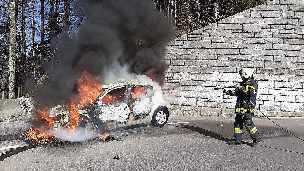Das Fahrzeug brannte komplett aus
