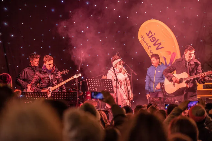 Jessicas Band "Supersonix"gab ein kurzes Konzert am Weizer Hauptplatz.