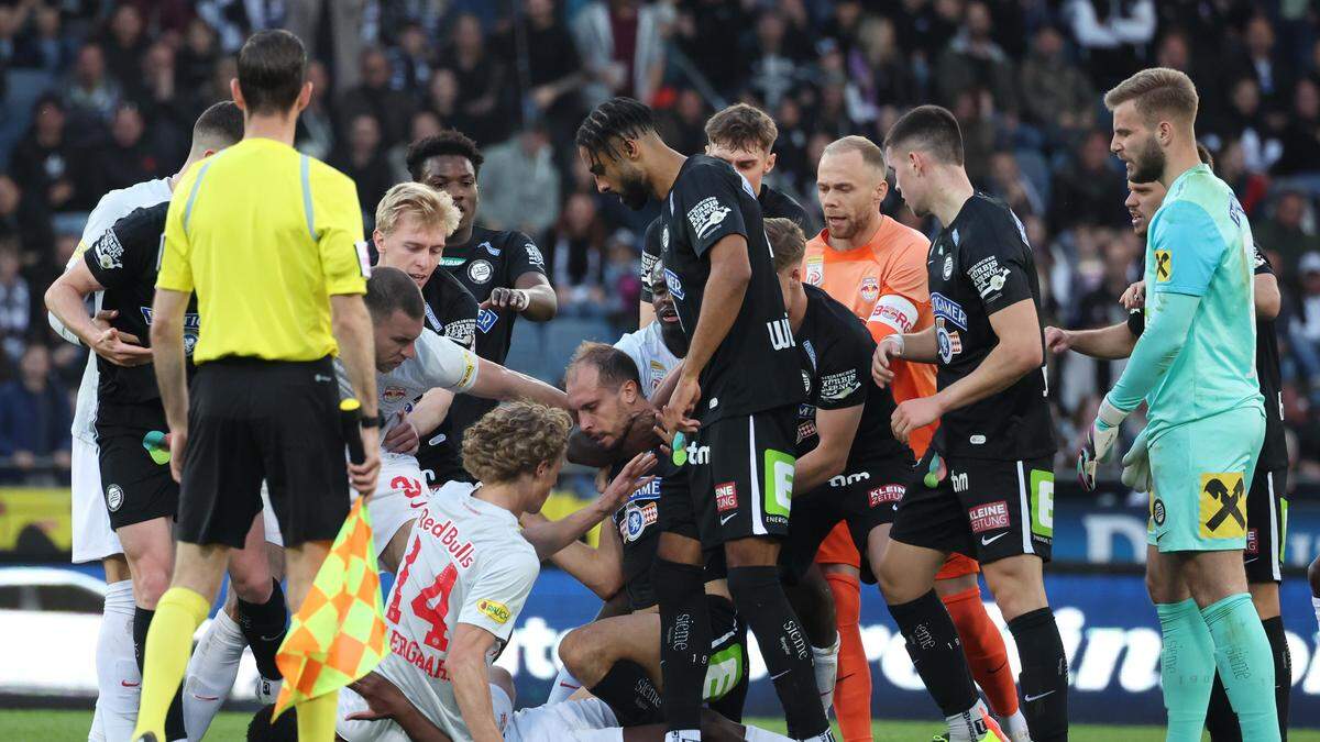 Diese Szene dürfte noch ein Nachspiel haben. Es ist deutlich zu sehen, wie Oumar Solet Jon Gorenc Stankovic würgt