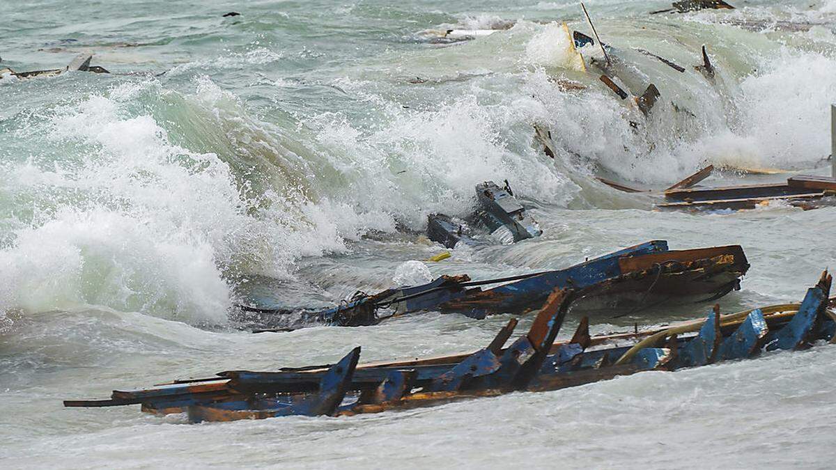 Überladenes Boot brach laut Berichten in zwei Teile