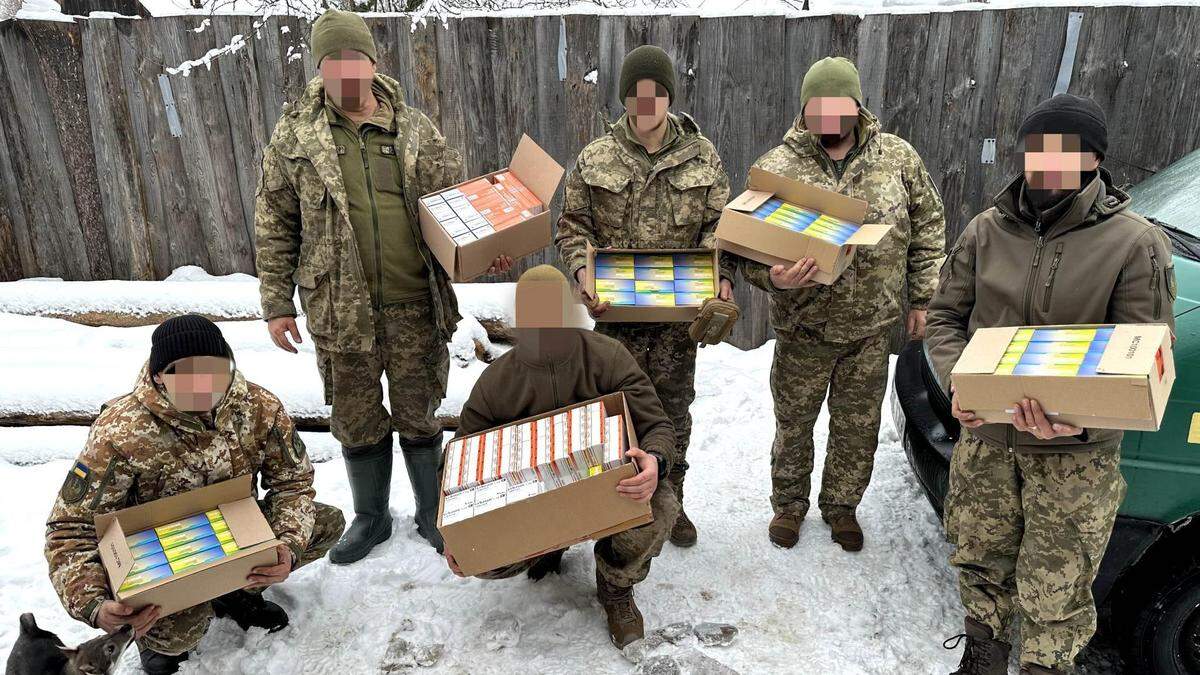 Medikamente aus der Südsteiermark. Die Bilder der ukrainischen Soldaten wurden aus Sicherheitsgründen unkenntlich gemacht