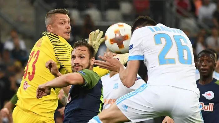 Nach 15 Minuten stand es 1:0 für Marseille. Payet flankte gefühlvoll mit rechts. Am zweiten Pfosten verlor Andreas Ulmer Florian Thauvin - und Walke unterlief den Ball.