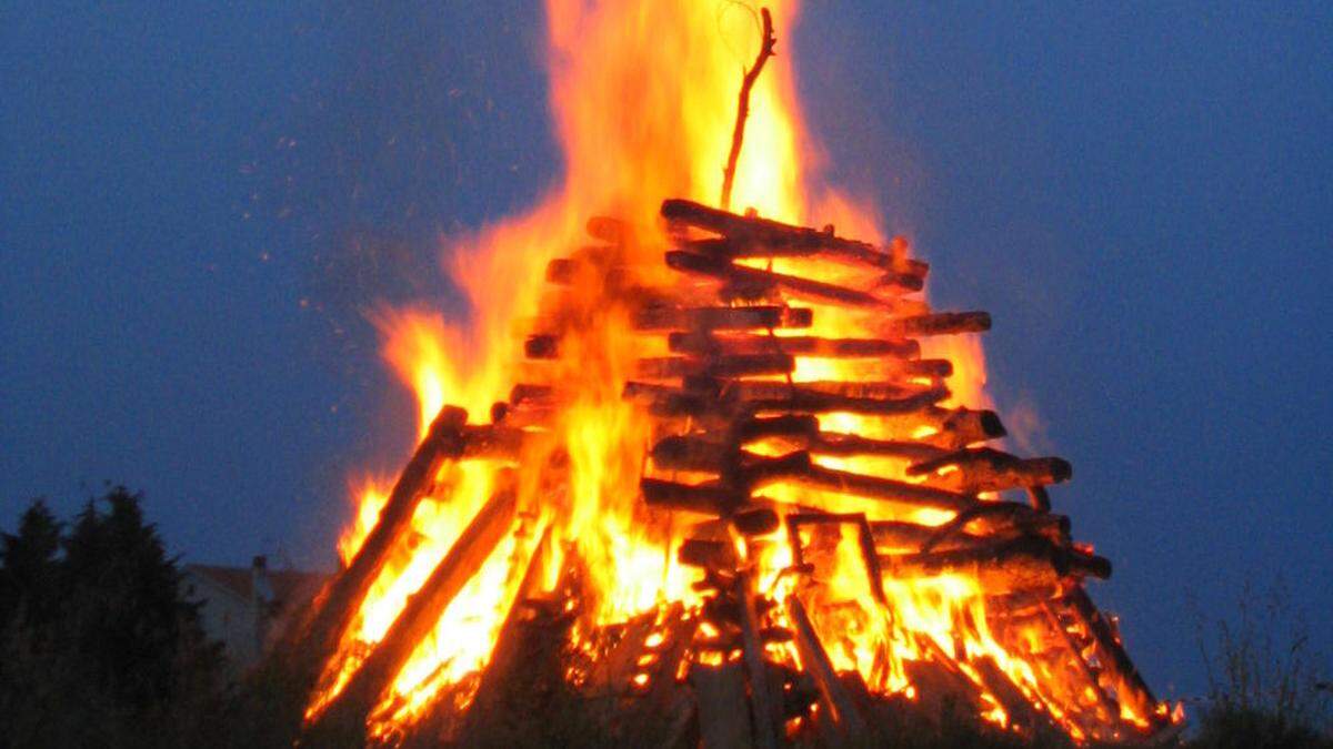 Sonnwendfeuer gehören zum Brauchtum dazu