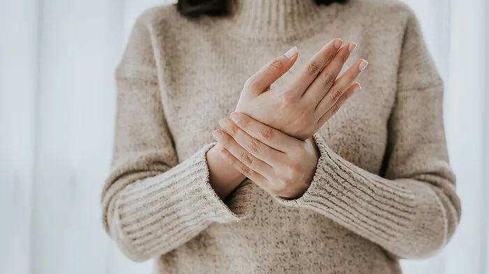 Insbesondere Menschen mit Gelenkentzündungen oder Arthrose verspüren bei Kälte eine Verschlimmerung ihrer Symptome