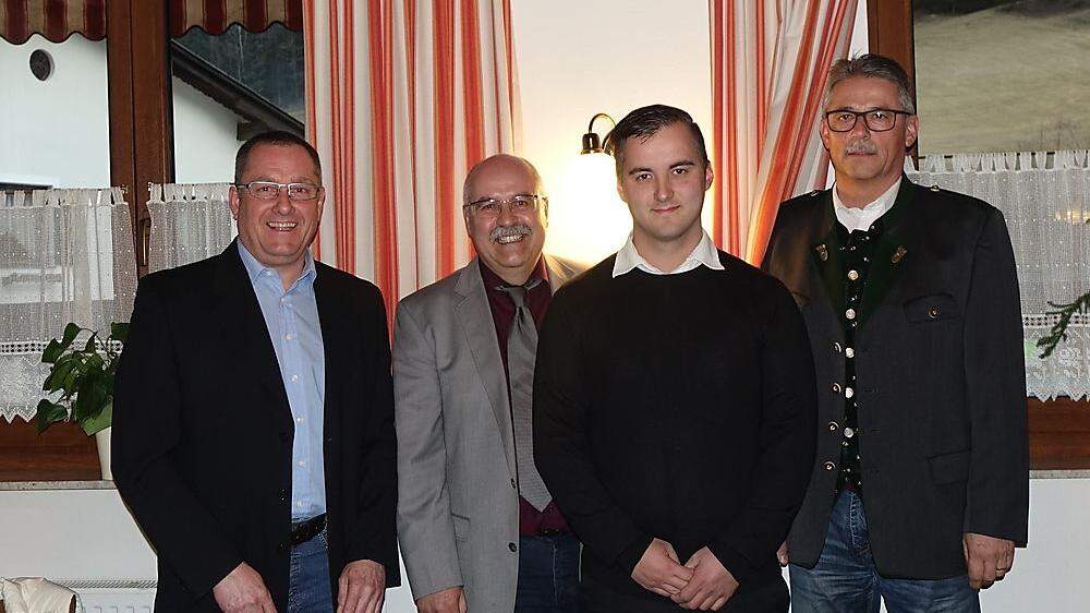 Der Maria Lankowitzer Gemeindevorstand, Heinz Bernsteiner (FPÖ), Kurt Riemer (SPÖ) und Gerhard Feier (ÖVP), mit SPÖ-Neo- Gemeinderat Helmut Müllner (2.v.r.)