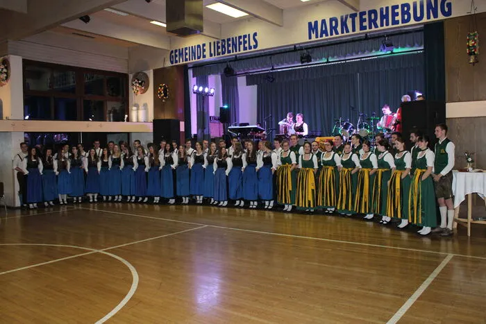 Die Landjugend Sörg eröffnete gemeinsam mit der Landjugend Moosburg den Ballabend