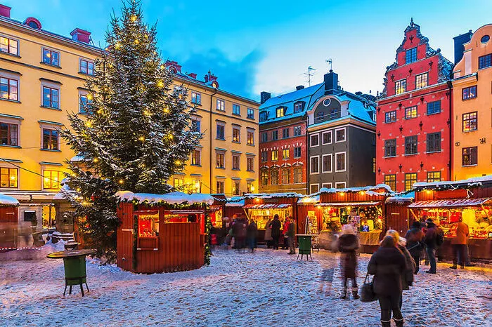 Gamla stan. Wer sich noch nie in den Gassen der bilderbuchhaften Altstadt Gamla stan verlaufen hat, war nie wirklich in Stockholm. Im Advent Pflicht: ein Besuch auf dem rot behüteten Markt am Stortorget. Einkehrtipps: „Den Gyldene Freden“ (Österlånggatan 51, schwedische Hausmannskost) oder „Kagges“ (New Nordic Cuisine, Lilla Nygatan 21).
