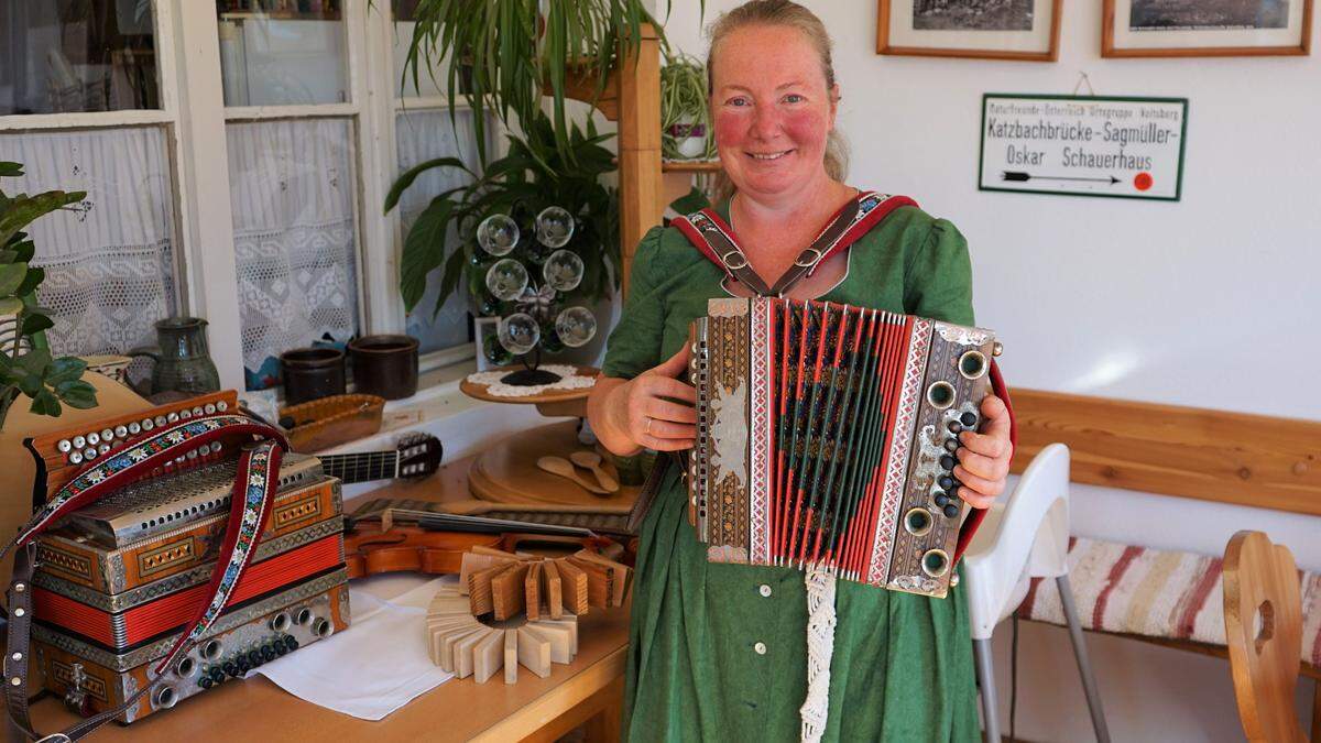 Martha Reischl mit ihrem Markenzeichen, der Steirischen Harmonika