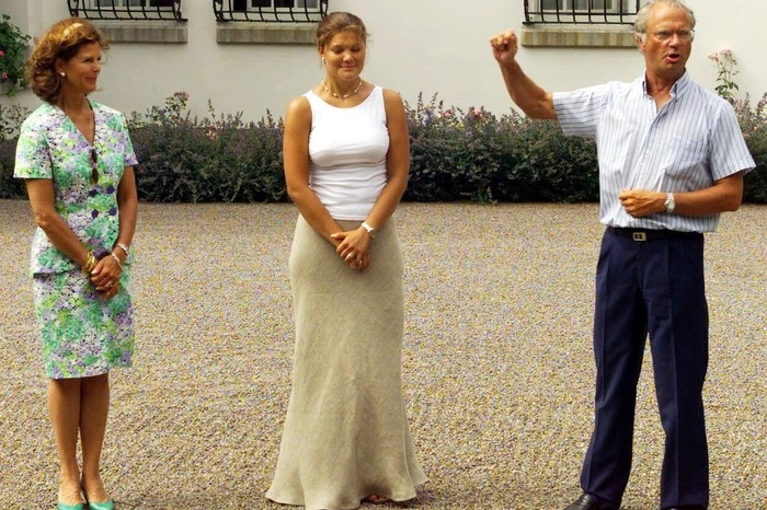 Ein Bild aus dem Jahr 1999: Königin Silvia mit ihrer ältesten Tochter, Kronprinzessin Victoria, und ihrem Mann König Carl Gustav
