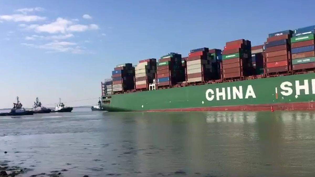  CSCL Jupiter ist auf Sand gelaufen