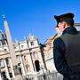 Nur die Sicherheitskräfte stehen noch (mit Mundschutz) am Petersplatz in Rom 