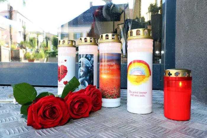 Vor dem Café wurden Blumen und Kerzen niedergelegt