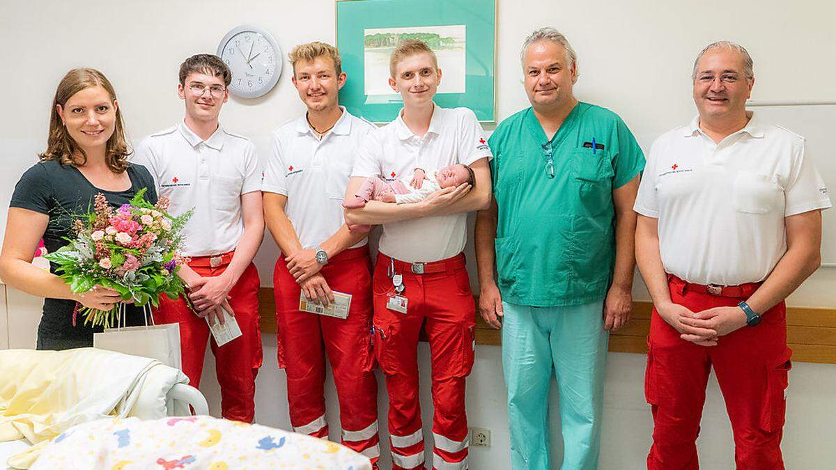 Mama Andrea, Lukas Rothleitner, Christian Zwirntner, Lukas Galla mit Viktoria, Notarzt Werner Winkler und Horst Hafner