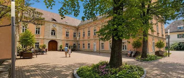 Der Platz soll zum Verweilen einladen
