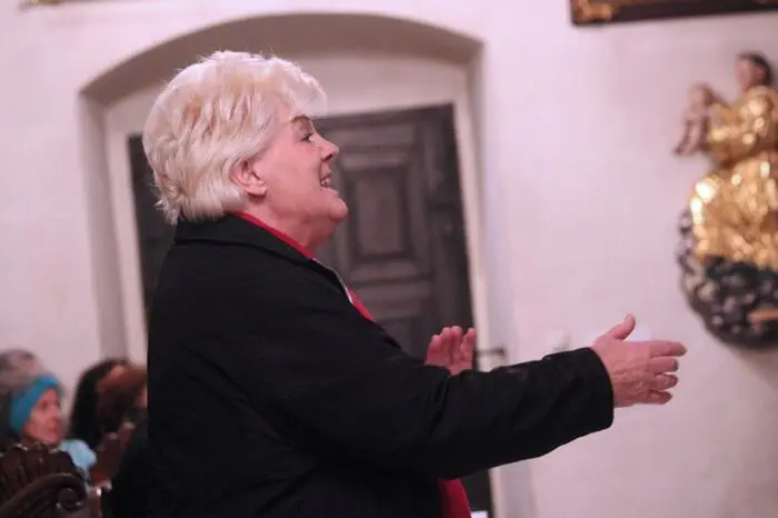 Besonders viel Applaus gab es für Gerlinde Hörmann, die wie eh und je den Takt für ihren Chor „pro musica“ vorgab.