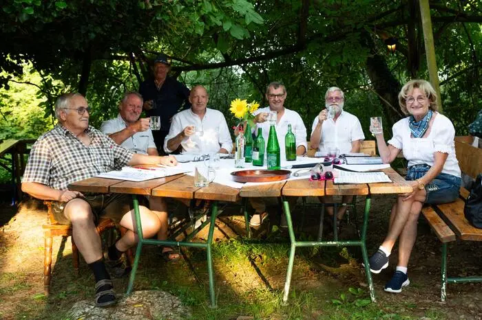 Der kleine Hof als Bühne, über die zwischen zwei Arien plötzlich ein aufgescheuchter junger Hase huschte und hangaufwärts die vielen Besucher, vom Weingarten umsäumt, den Szenen der Handlung lauschten. 