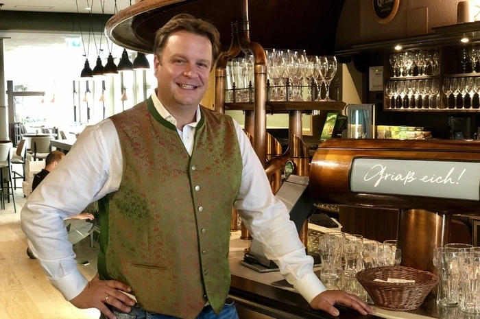 Robert Grossauer feiert nach Umbauarbeiten im Sommer heute Wiedereröffnung im Gösser Bräu. Neu ist die Bier- und Schnapsbar inmitten des Restaurants.