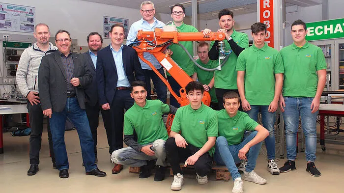 Übergabe des Roboters in der HTL Lastenstraße