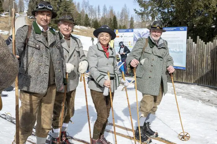 Das Event, bot nicht nur sportliche Herausforderungen, sondern auch eine Gelegenheit, das historische Handwerk des Skifahrens zu feiern.