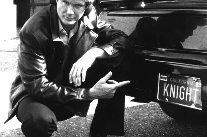 Große Bekanntheit erlangte er mit seiner Paraderolle als Michael Knight in "Knight Rider". Gemeinsam mit seinem sprechenden Auto K.I.T.T. eroberte er zwischen 1982 und 1986 die Herzen von Kindern, Frauen und Männern. Die Serie erreichte Kultstatus und war in den 1980er-Jahren eine der meistgesehenen Fernsehserien.