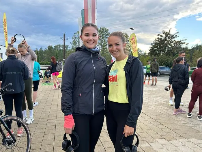 Julia Taibinger (l.) und Lisa Feiertag (r.) laufen gemeinsam und freuen sich, „den inneren Schweinehund“ zu besiegen