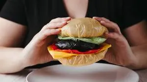 Mikroplastik findet auch den Weg in unseren Darm. Häufig über die Nahrung. Speziell in Take-Away-Boxen können schädliche Partikel an die Lebensmittel abgegeben werden.