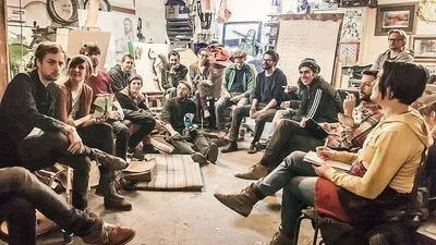 Ein Teil des Lendwirbel-Kollektivs arbeitet an "Ein Spielfeld"