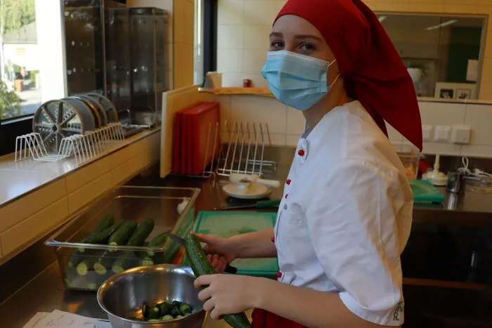 Theresa Reithofer kümmerte sich um die unterschiedlichen Salate.