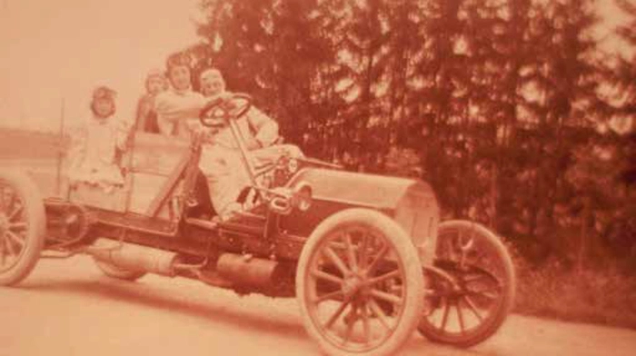 Die Motorfahrer-Wertungsfahrt mit über 100 Jahre alten Autos führt durch den Bezirk.