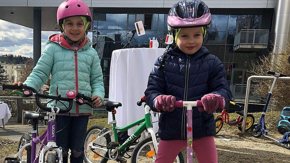 Marie und Marie sind bereits startklar, um mit Rad und Roller die Umgebung zu erkunden