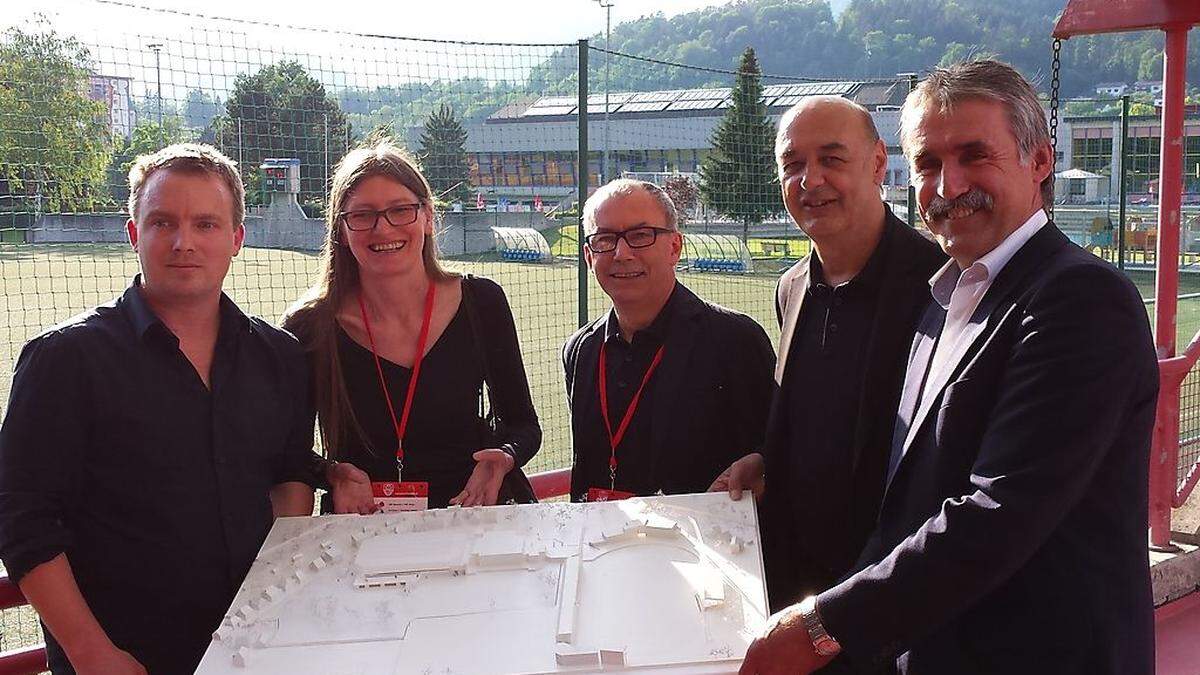 Bürgermeister Manfred Wegscheider mit dem Projekt und dem Siegerteam