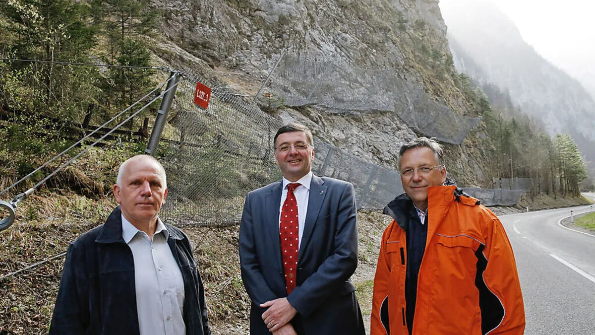 Besichtigung der L127-Gefahrenstelle Steinerne Jungfrau: Bürgermeister Ludwig Gottsbacher, Verkehrslandesrat Jörg Leichtfried und Karl Lautner, Leiter der Fachabteilung 16, Straßenerhaltungsdienst, des Landes