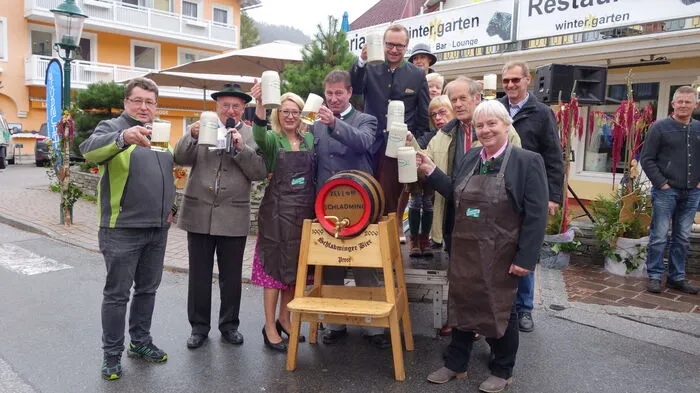 Bieranstich mit Vizebürgermeisterin Elisabeth Kraml, Vertretern des Gemeinderates und der Brauerei Schladming sowie Hiarest-Organisatorin Gisela Hochfilzer