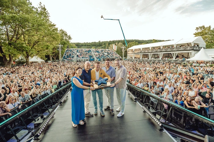Der Klagenfurter Bürgermeister Christian Scheider stellte sich bei den Organisatoren mit einer Torte ein. Die heurige Starnacht ist die 25. am Wörthersee. 