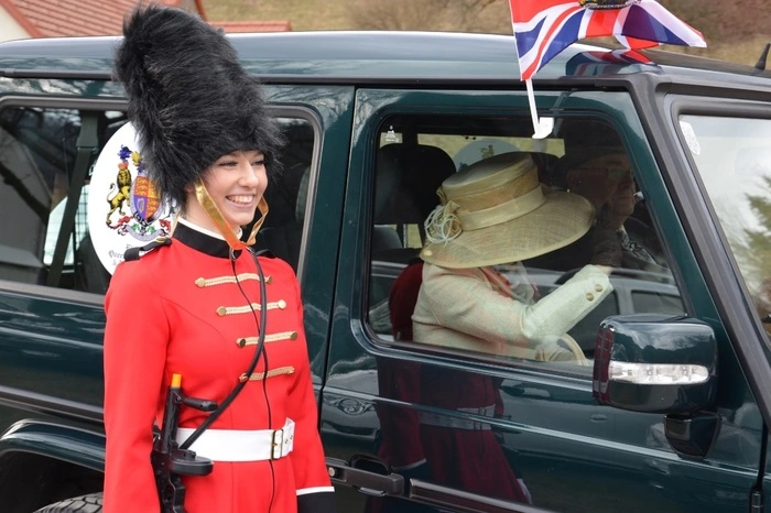 Angeführt wird der Zug von der Queen in weißem Hut, die... 