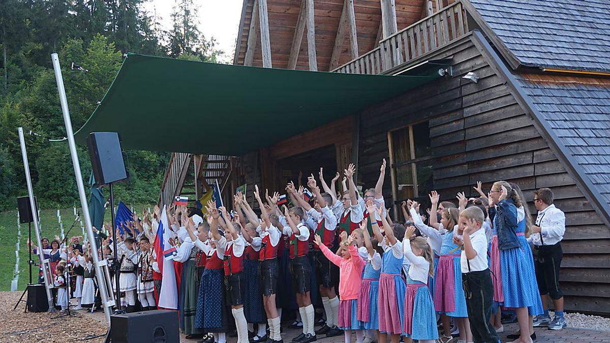 Kindervolkstanzgruppen aus sieben Ländern Europas tanzten und sangen am Samstag in der Freiluftarena beim Wildensteiner Wasserfall