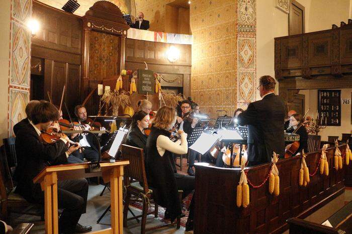 Musikschuldirektor Alfred Reiter dirigierte das "Erntedank-Konzert" in der evangelischen Heilandskirche Fürstenfeld