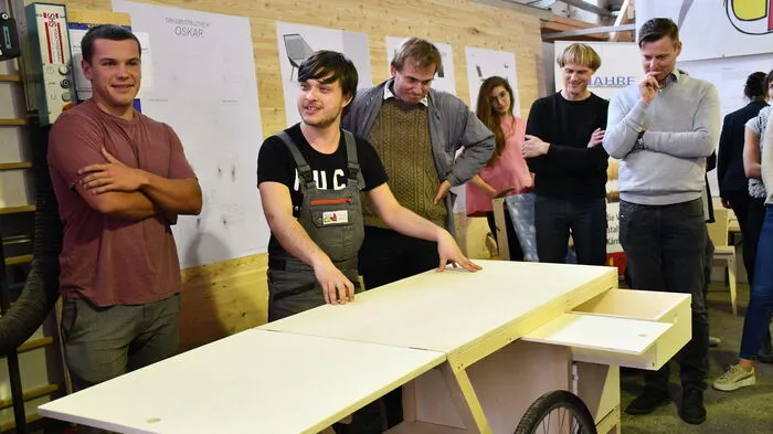 Die ganze Woche haben Studenten der TU Graz in Spittal gemeinsam mit Lehrlingen der pro-mente-Lehrtischlerei "Kretha" an der Umsetzung ihrer Entwürfe gearbeitet.