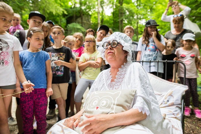 Leben hauchen den Figuren die Schauspielgruppen Theater KampuZ (Regie), T.I.S.C.H. - Theater im Schloss, Markusbühne Wolfsberg, Wolfsberger Drahra, Kinder der Volkstanzgruppe der Volksschule St. Michael und Musiker der Musikschule Wolfsberg ein.