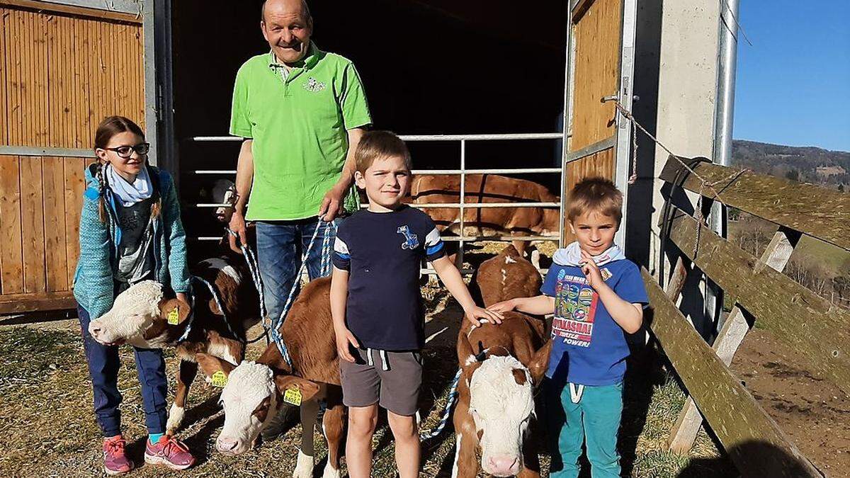 Manfred Künstner und seine Enkel Mielena, Fabian und Jan freuen sich über den Nachwuchs