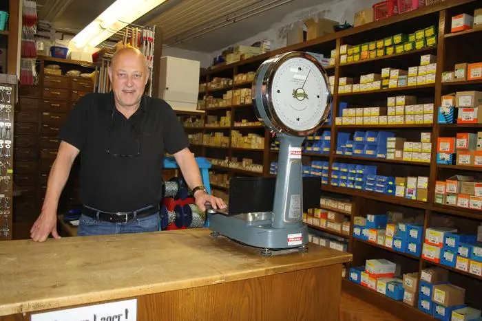 Geschäftsführer Philipp Hainz in der Eisenhandlung, die noch aussieht wie anno dazumal