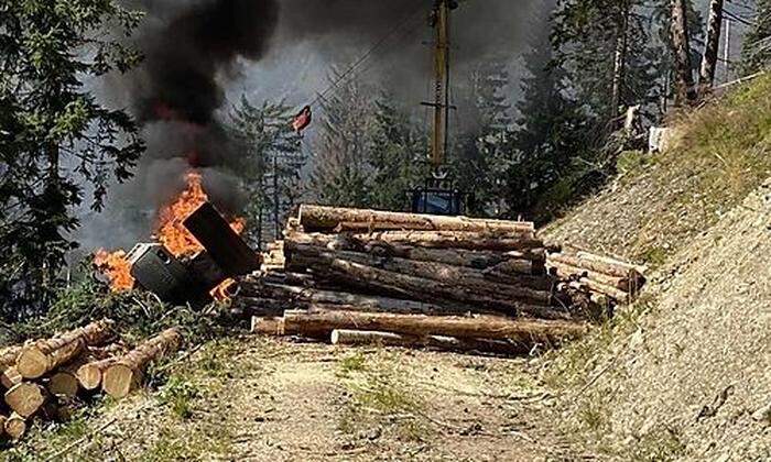 Ein Übergreifen des Brandes auf den trockenen Wald konnte verhindert werden