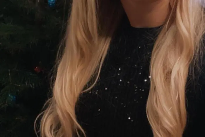 Selfiezeit bei Ski-Ass Katharina Truppe vor dem Christbaum