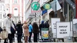 Bei Ögussa in der Grazer Hans -Sachs-Gasse stehen die privaten Goldverkäufer seit Wochen Schlange