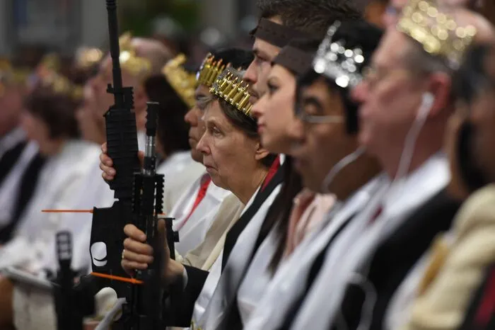 Das hielt eine US-amerikanische Kirche jedoch nicht davon ab, die Waffe als Gabe Gottes zu preisen - einen halben Monat nach dem Amoklauf in Florida.