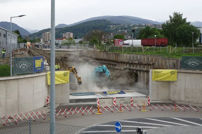 Also durften die Spezialisten der Arge Porr und Granit ran, die die bereits vorgeschnittene Mauer innerhalb von Sekunden mit zwei Stahlseilen zu Fall brachten.